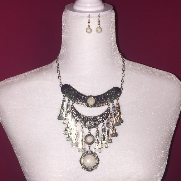 Jewelry - Gorgeous necklace with earrings